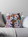 cuscino da divano con disegno di astrazione come di fiori eterei fluttuanti di colore indaco su sfondo screziato variopinto