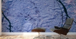 stampa adesiva murale di colore indaco con trama grezza su parete di studio