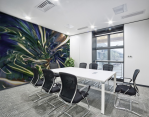 murale adesivo con tema fluido astratto ambientato in sala riunioni