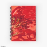 notebook con spirale dal tema astratto con toni di rosso profondo con forme fluide, macchie scure e linee gialle
